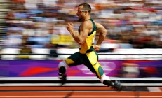 开云体育APP下载-夹击，当跃马与银箭的百年鏖战闯入一块滚烫的金箔