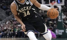 开云体育-雄鹿不敌溜马，字母哥狂砍分依旧失败