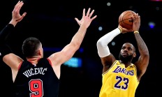 开云体育APP下载-湖人队主场战胜公牛队，詹姆斯暴扣