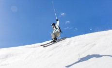 开云体育官网-时间的锚点，同一片星空下，足球场的鏖战与乒乓台的永恒