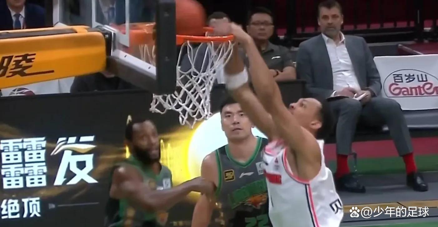 热血对决！球场上两队将上演一场惊心动魄的比赛的简单介绍