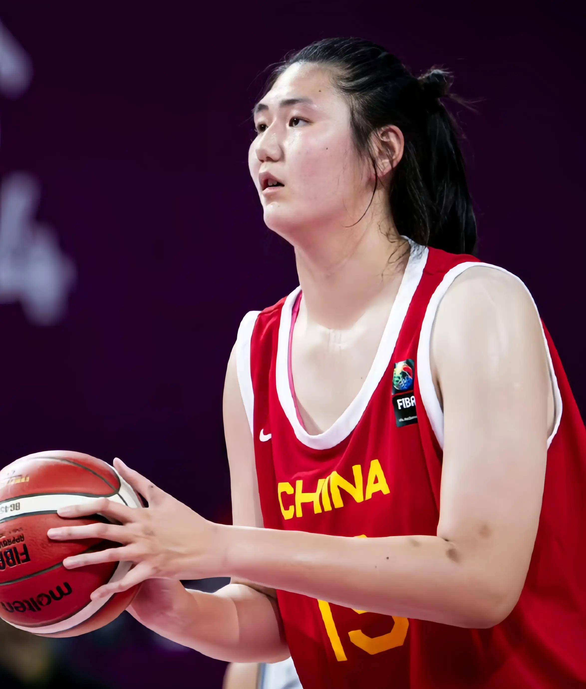 比赛中女队员表现亮眼，力挺球队获胜