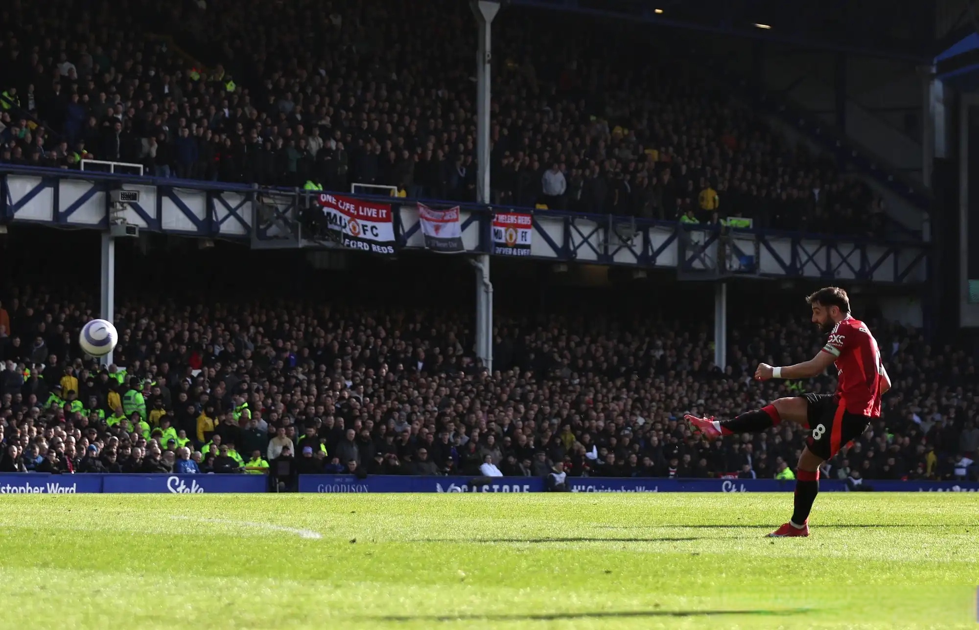 埃弗顿主场告捷，豪取保级关键三分的简单介绍