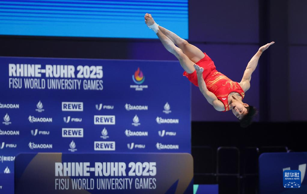 美国体操选手登顶男子双杠赛场，实现完美表现