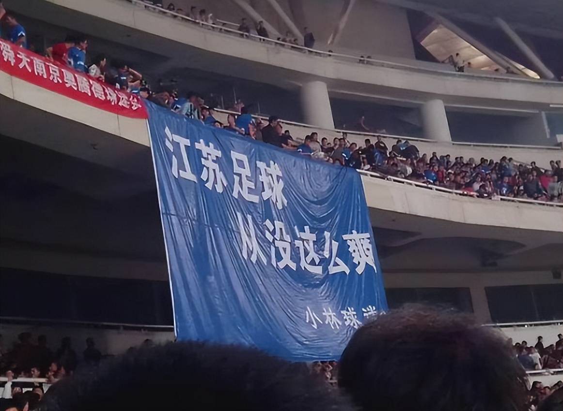 足球比赛中惊险一幕,全场观众沸腾 足球比赛中惊险一幕,全场观众沸腾