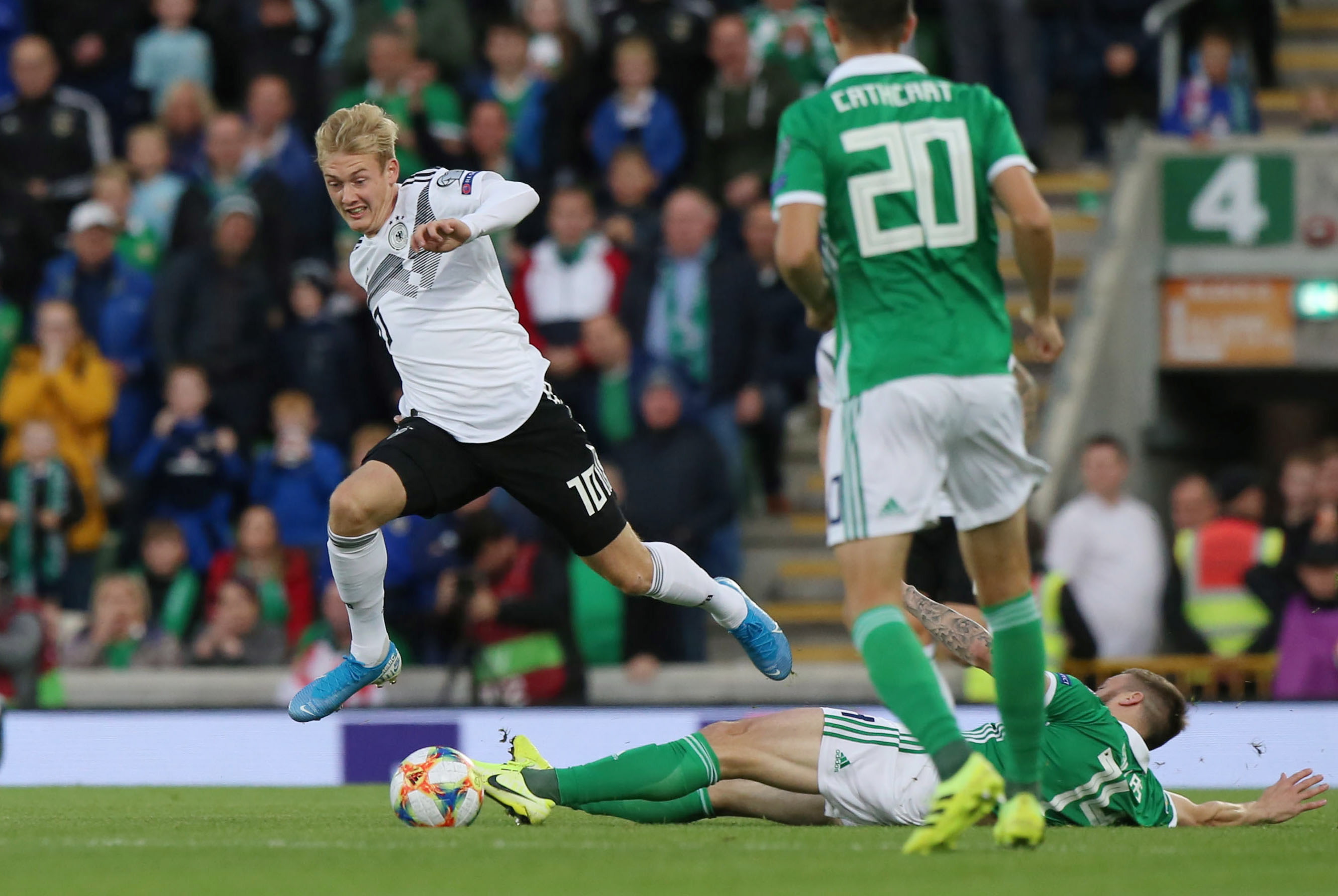 德国大胜北爱尔兰,全取三分加强领先 德国大胜北爱尔兰,全取三分加强领先