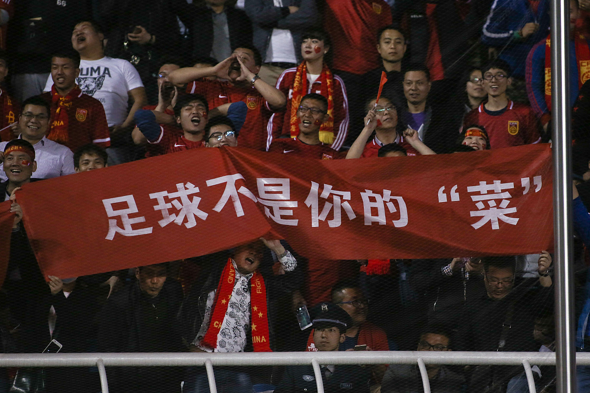 球场上豪情万丈,国家队誓取胜利的简单介绍 球场上豪情万丈,国家队誓取胜利的简单介绍