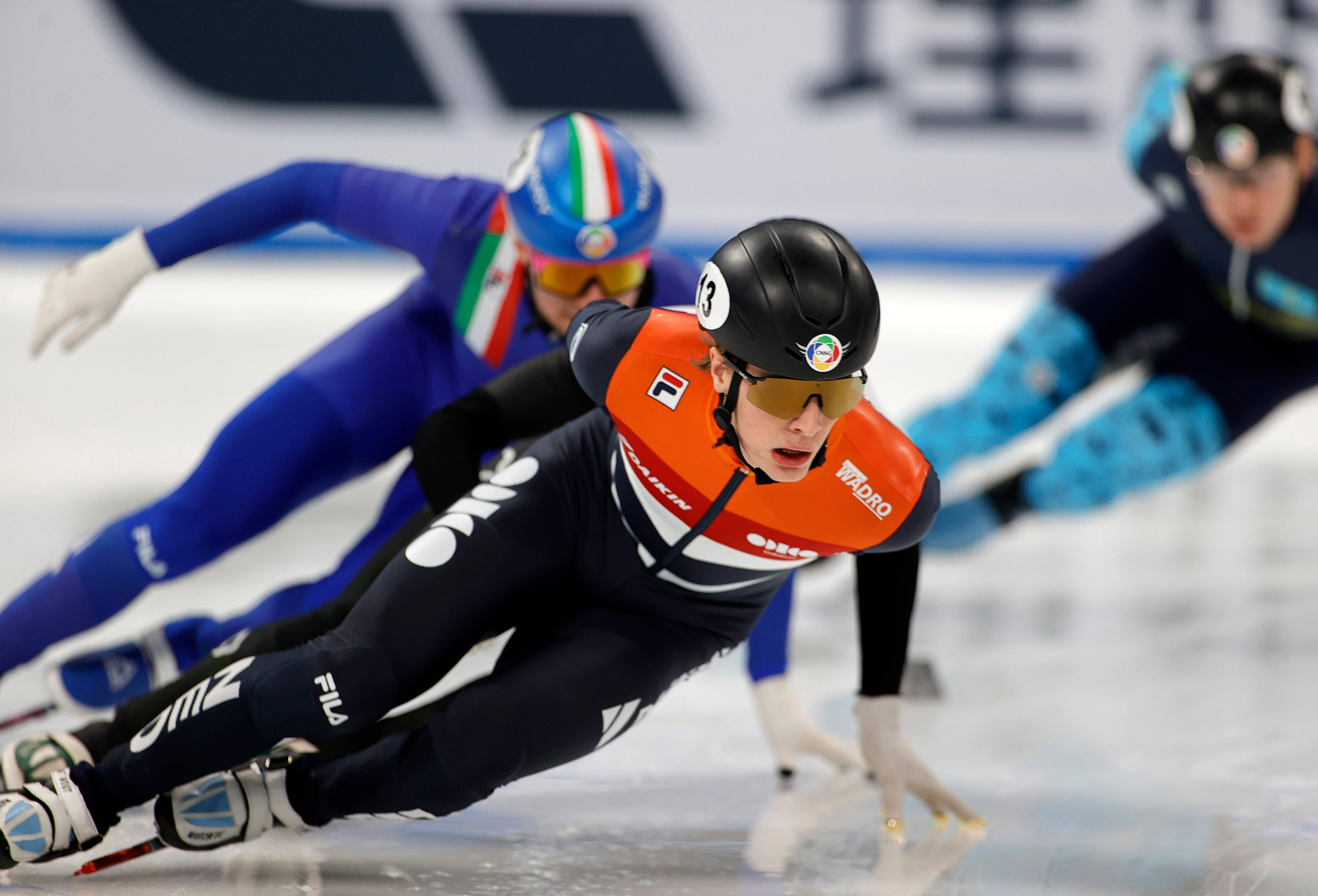 韩国短道速滑队实力强劲登顶，飞速冲刺勇夺头名