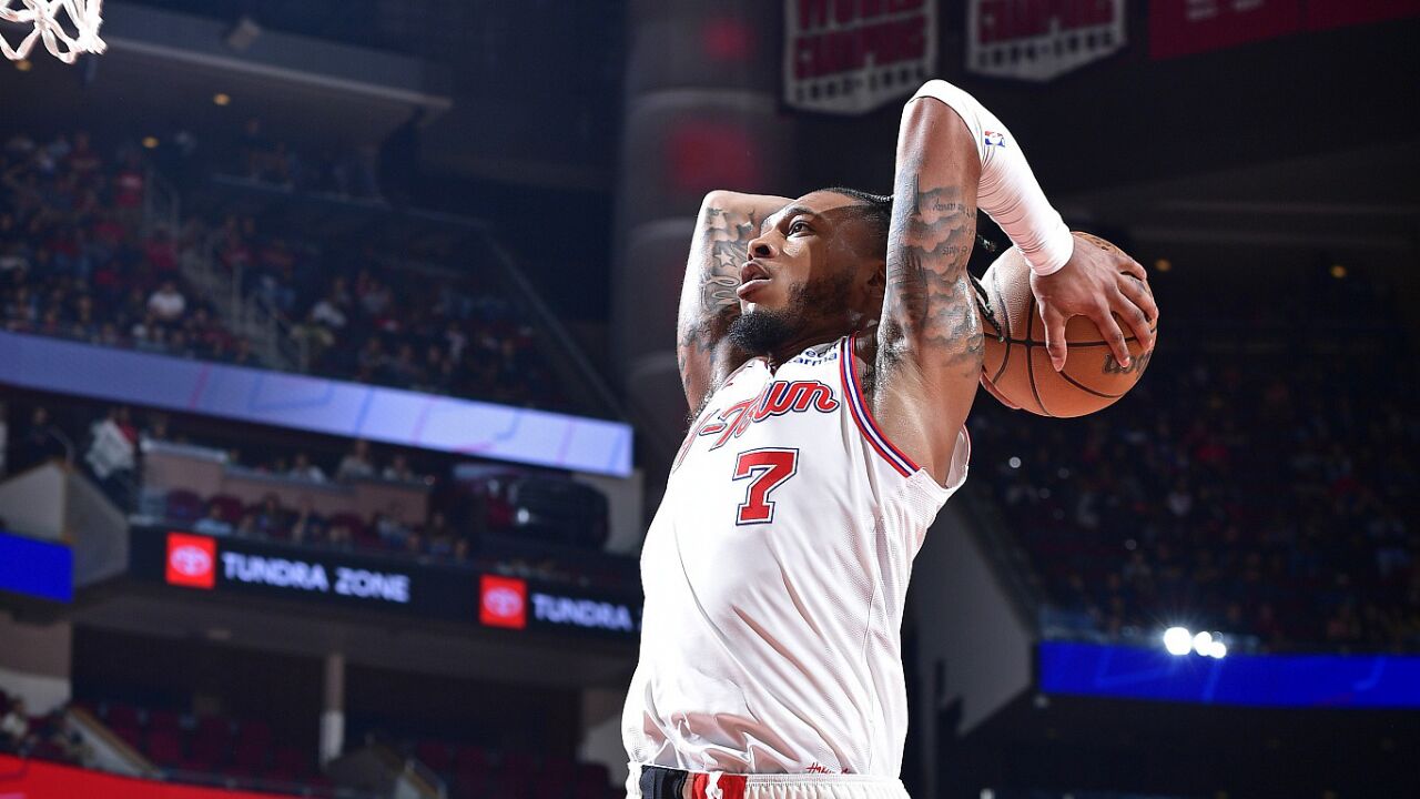 火箭队主场大胜猛龙队，成功晋级