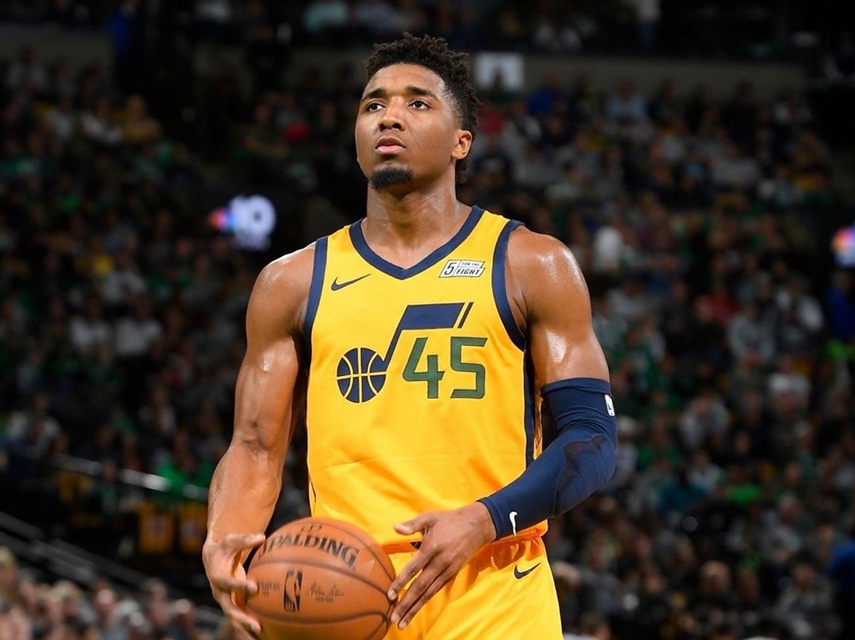 犹他爵士队力克太阳，取得系列赛优势