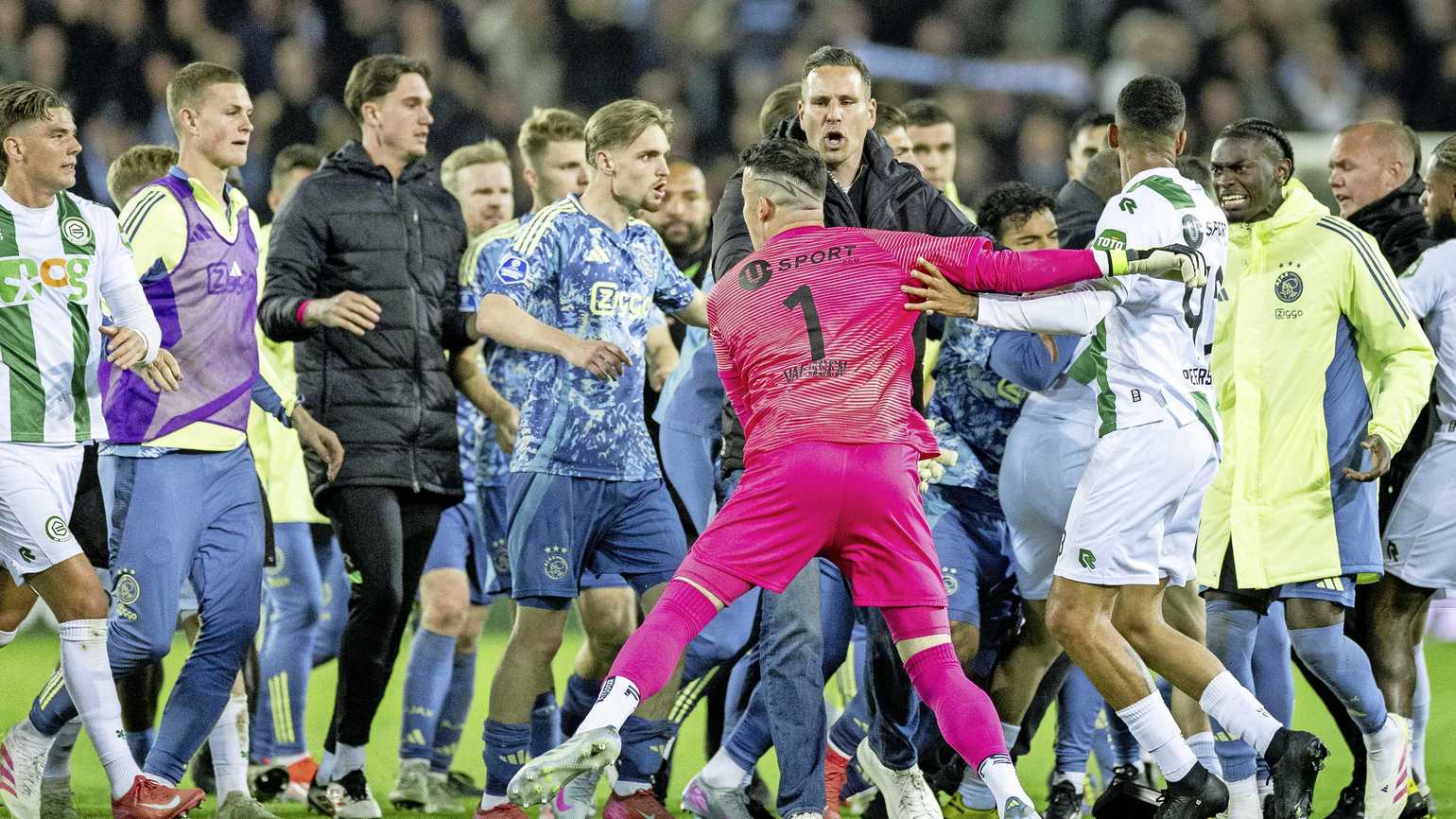 阿贾克斯逼平对手,淘汰赛名额或将受阻 阿贾克斯逼平对手,淘汰赛名额或将受阻