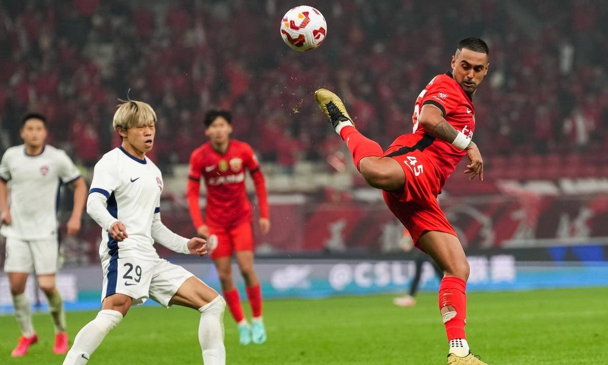 球场上团结配合的球队实力较量胜出 球场上团结配合的球队实力较量胜出