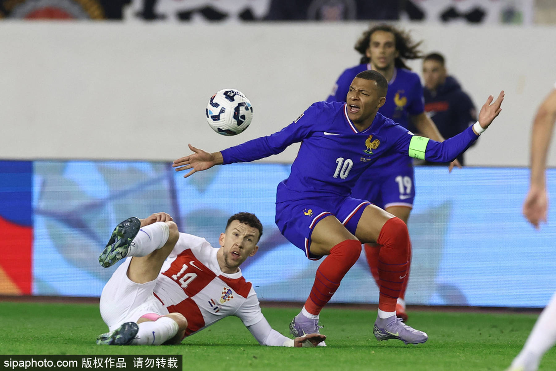 法国球队演绎绝杀，晋级名利双收