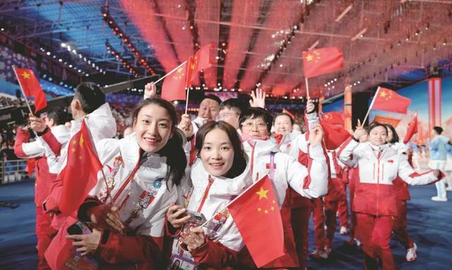 关于亚洲运动会篮球比赛激烈进行，各国选手努力争夺奖牌的信息