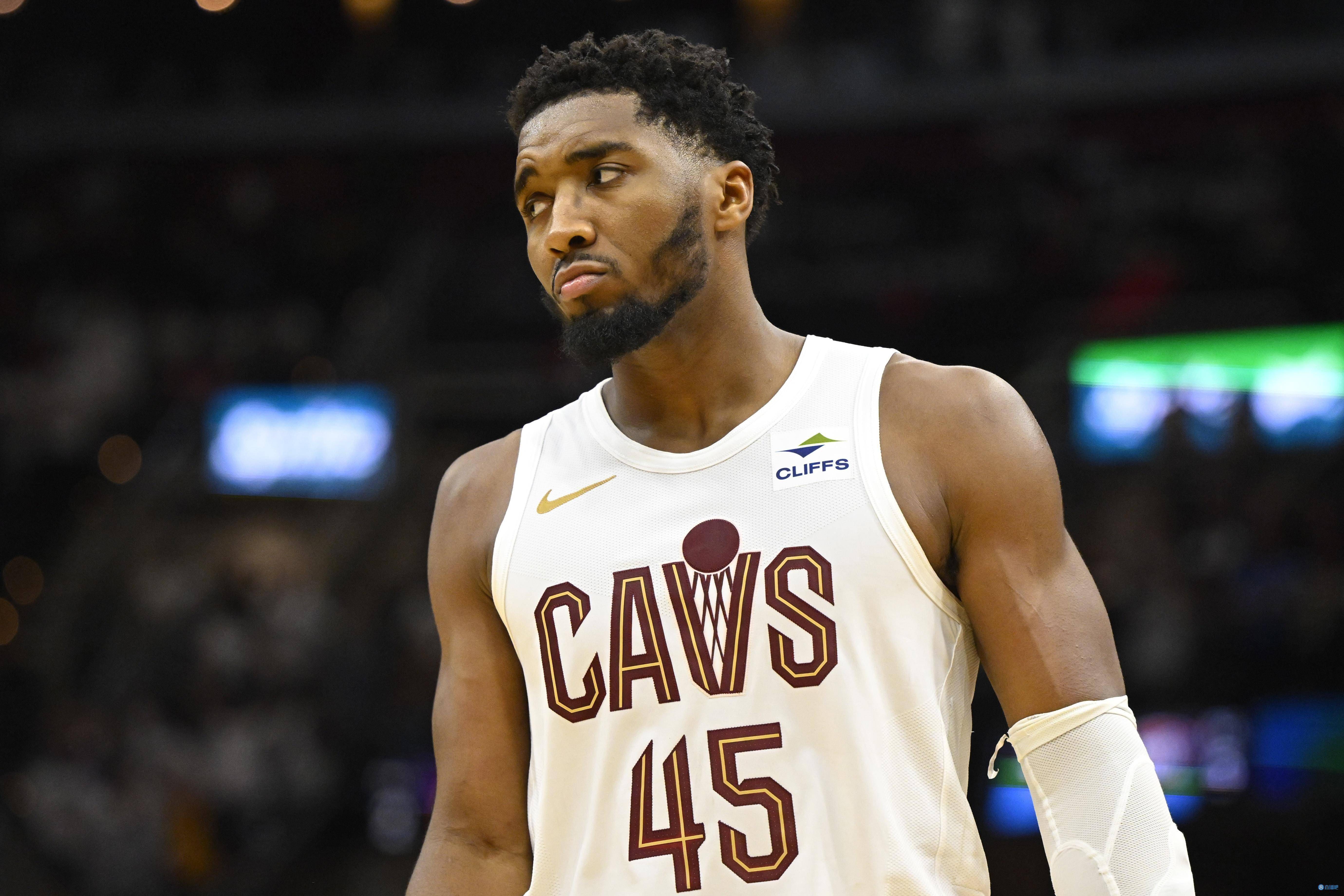 火箭队遭遇三连败，面临季后赛前景堪忧