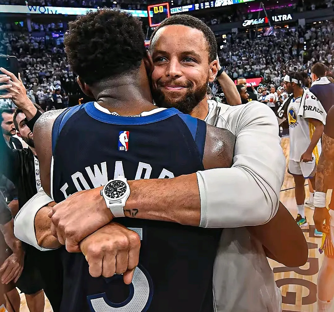 勇士队后场配合默契,实现逆转胜利 勇士队后场配合默契,实现逆转胜利