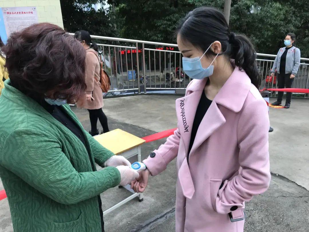 利雅德尼茨球员口罩防护备战 利雅德尼茨球员口罩防护备战