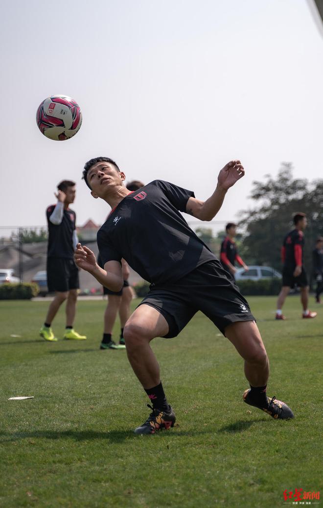 利雅德尼茨球员口罩防护备战 利雅德尼茨球员口罩防护备战