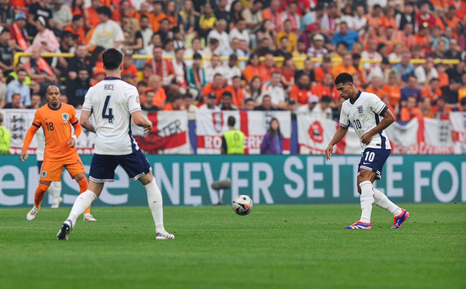 欧洲足球比赛全面升级:精彩对决引人关注 欧洲足球比赛全面升级:精彩对决引人关注