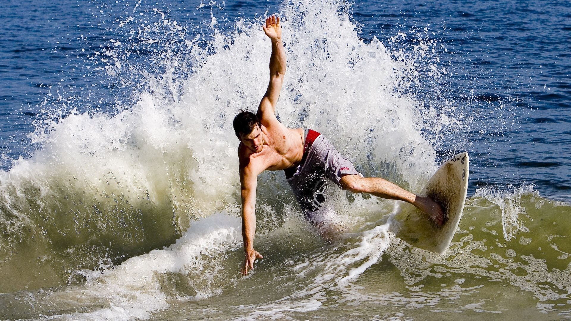 双重碾压，当维斯塔潘用绝对速度撕碎幻觉，梅赛德斯用技术深渊埋葬阿斯顿马丁