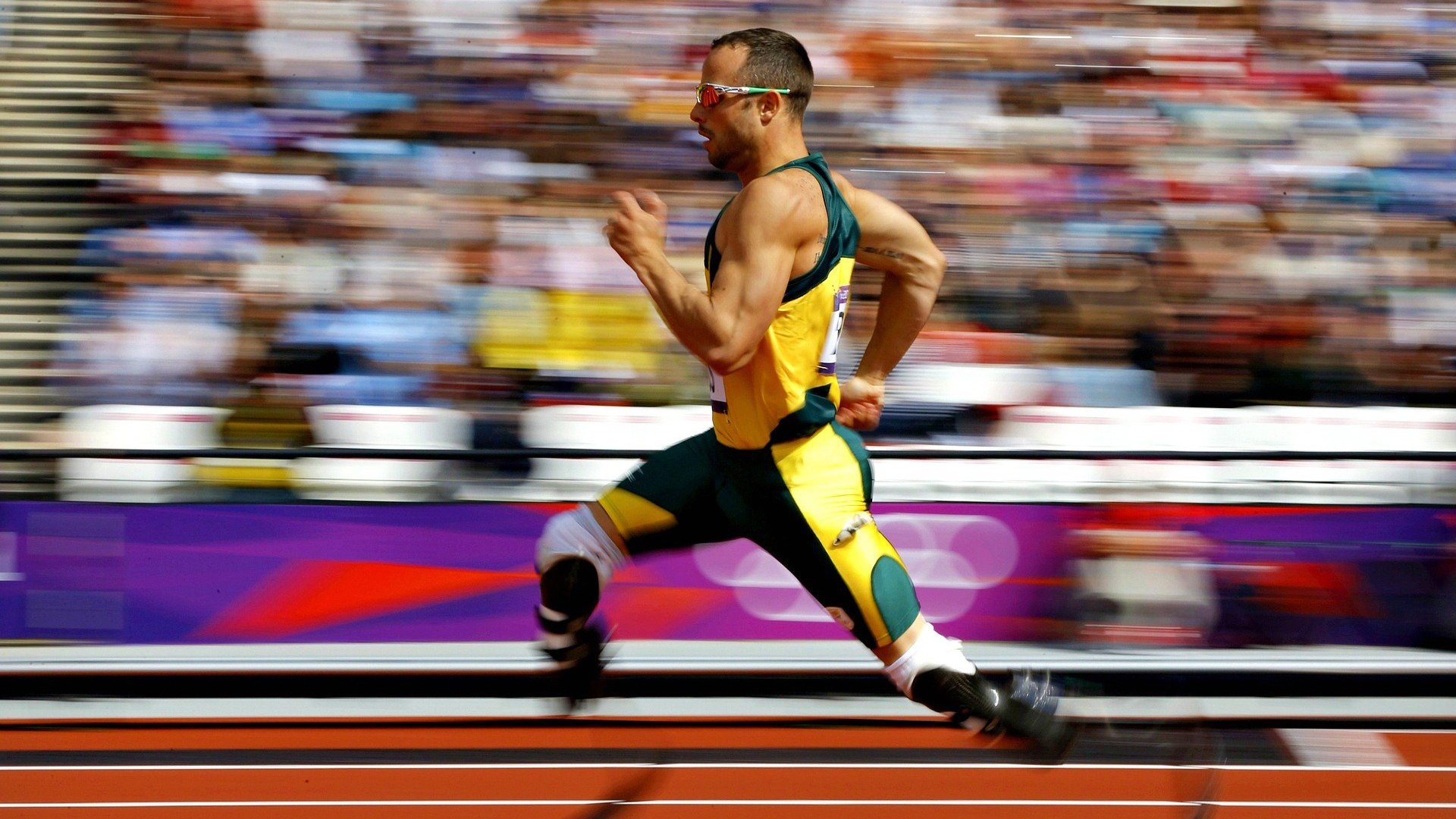 夹击,当跃马与银箭的百年鏖战闯入一块滚烫的金箔