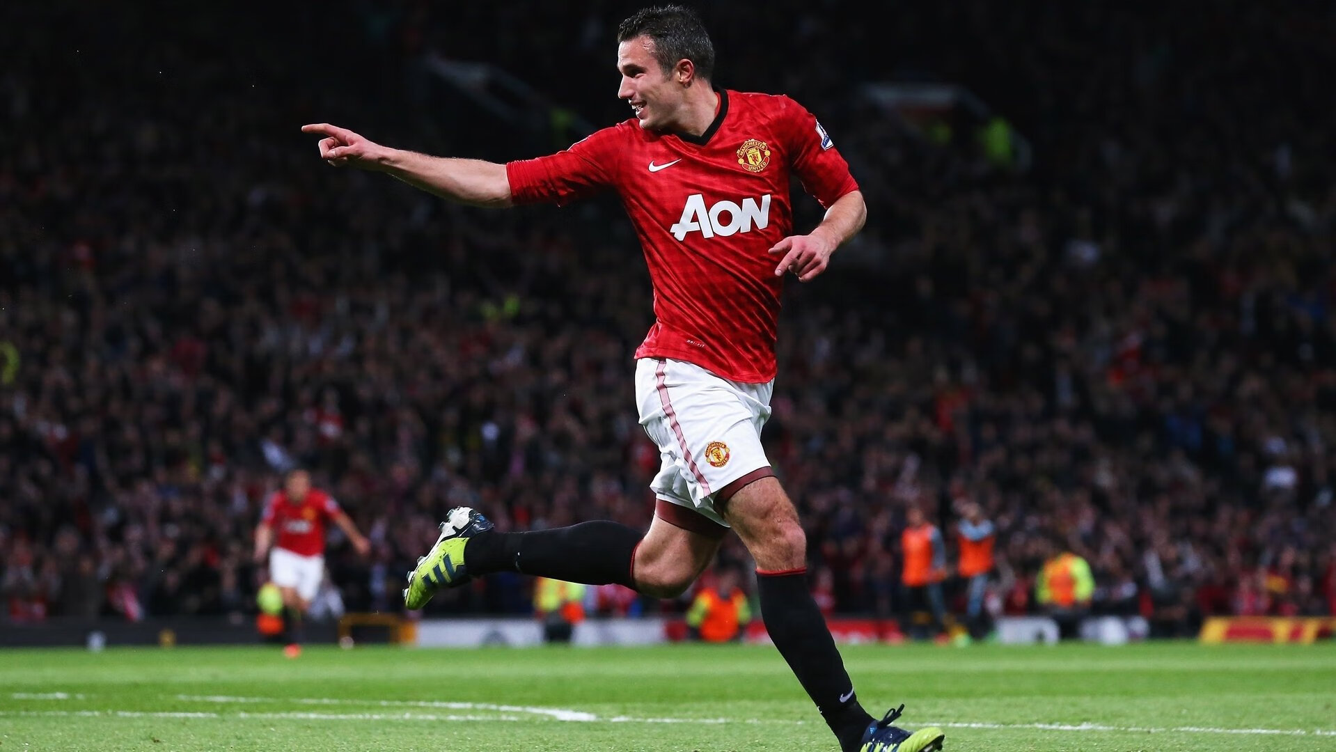 夹击,当跃马与银箭的百年鏖战闯入一块滚烫的金箔